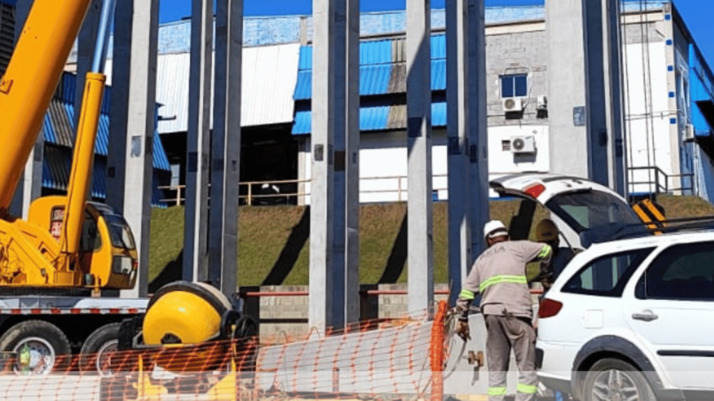 Projeto de construção executado pela Solve Brasil para a BR Resinas, utilizando tecnologia de vigas e lajes alveolares. Esta obra destaca a eficiência das estruturas em concreto alveolar, proporcionando durabilidade e segurança. Com soluções avançadas em engenharia estrutural, a Solve Brasil entrega um projeto robusto para a indústria de resinas.