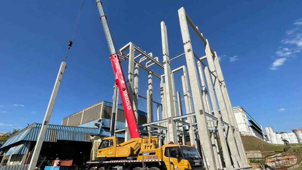 Projeto de construção executado pela Solve Brasil para a BR Resinas, utilizando tecnologia de vigas e lajes alveolares. Esta obra destaca a eficiência das estruturas em concreto alveolar, proporcionando durabilidade e segurança. Com soluções avançadas em engenharia estrutural, a Solve Brasil entrega um projeto robusto para a indústria de resinas.