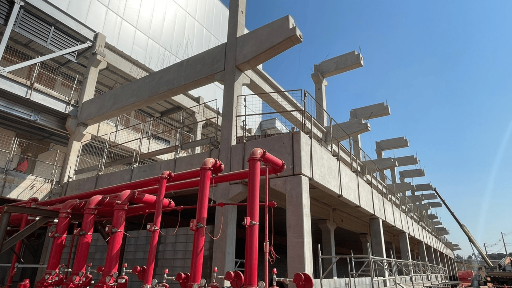 A Solve Brasil realizou uma obra industrial de alta tecnologia para a Klabin, utilizando soluções de construção avançadas para atender às exigências de uma estrutura robusta e eficiente. Este projeto industrial incorpora as mais modernas práticas de engenharia, garantindo durabilidade e desempenho para a infraestrutura.