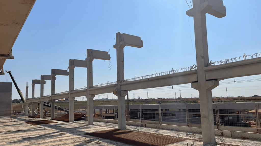 A Solve Brasil realizou uma obra industrial de alta tecnologia para a Klabin, utilizando soluções de construção avançadas para atender às exigências de uma estrutura robusta e eficiente. Este projeto industrial incorpora as mais modernas práticas de engenharia, garantindo durabilidade e desempenho para a infraestrutura.