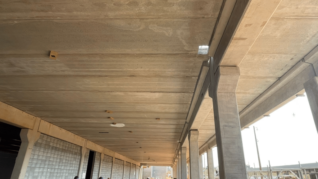 A Solve Brasil realizou uma obra industrial de alta tecnologia para a Klabin, utilizando soluções de construção avançadas para atender às exigências de uma estrutura robusta e eficiente. Este projeto industrial incorpora as mais modernas práticas de engenharia, garantindo durabilidade e desempenho para a infraestrutura.