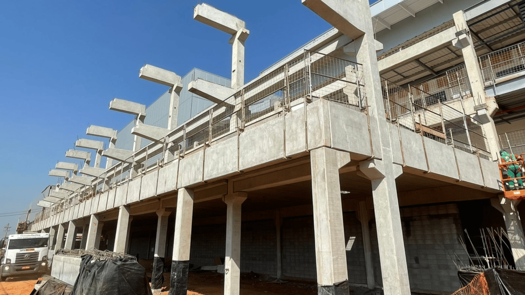 A Solve Brasil realizou uma obra industrial de alta tecnologia para a Klabin, utilizando soluções de construção avançadas para atender às exigências de uma estrutura robusta e eficiente. Este projeto industrial incorpora as mais modernas práticas de engenharia, garantindo durabilidade e desempenho para a infraestrutura.