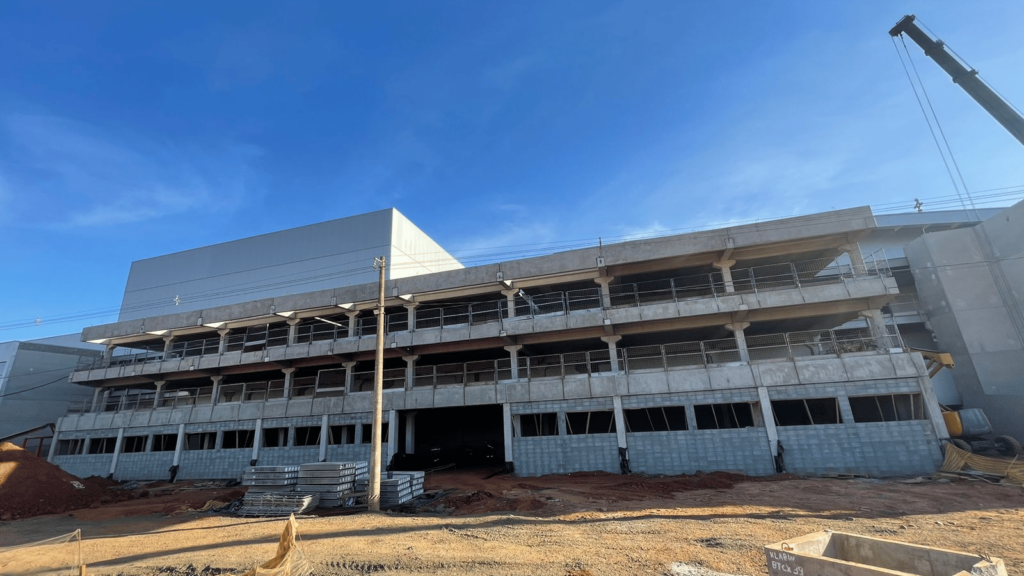 A Solve Brasil realizou uma obra industrial de alta tecnologia para a Klabin, utilizando soluções de construção avançadas para atender às exigências de uma estrutura robusta e eficiente. Este projeto industrial incorpora as mais modernas práticas de engenharia, garantindo durabilidade e desempenho para a infraestrutura.