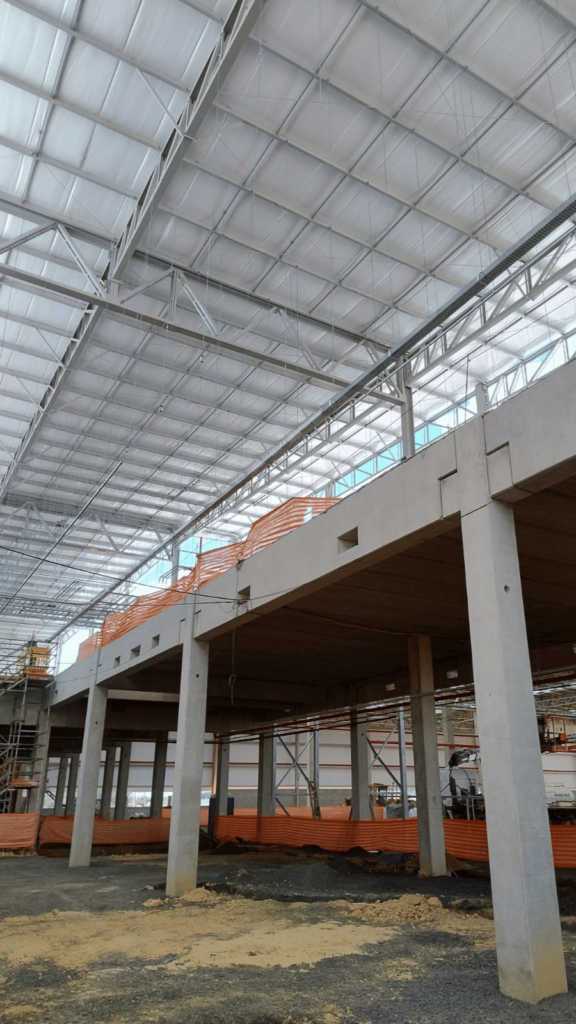 A Solve Brasil realizou uma obra industrial de alta tecnologia para a Monin, utilizando soluções de construção avançadas para atender às exigências de uma estrutura robusta e eficiente. Este projeto industrial incorpora as mais modernas práticas de engenharia, garantindo durabilidade e desempenho para a infraestrutura.