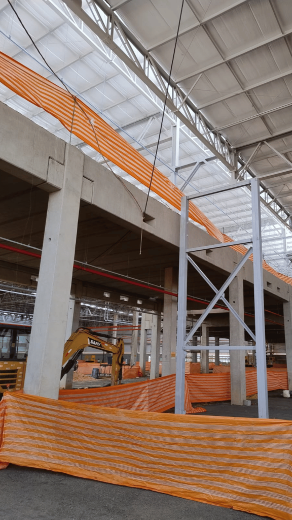 A Solve Brasil realizou uma obra industrial de alta tecnologia para a Monin, utilizando soluções de construção avançadas para atender às exigências de uma estrutura robusta e eficiente. Este projeto industrial incorpora as mais modernas práticas de engenharia, garantindo durabilidade e desempenho para a infraestrutura.