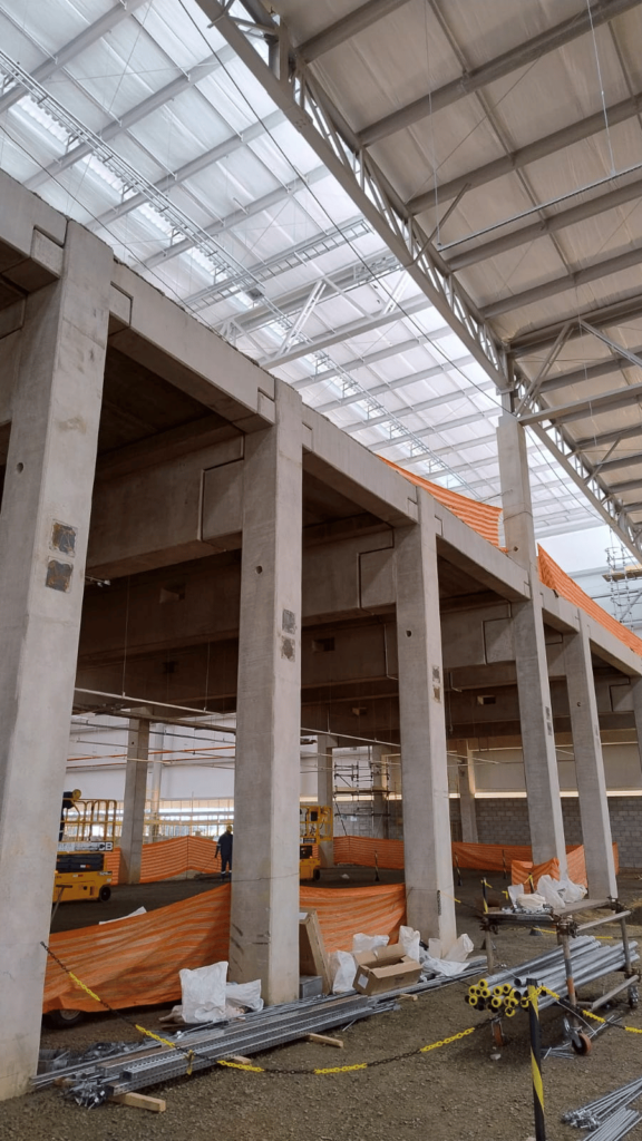 A Solve Brasil realizou uma obra industrial de alta tecnologia para a Monin, utilizando soluções de construção avançadas para atender às exigências de uma estrutura robusta e eficiente. Este projeto industrial incorpora as mais modernas práticas de engenharia, garantindo durabilidade e desempenho para a infraestrutura.